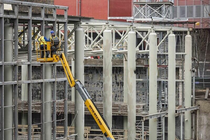 Na stavbě bazénu, foto Artur Irma